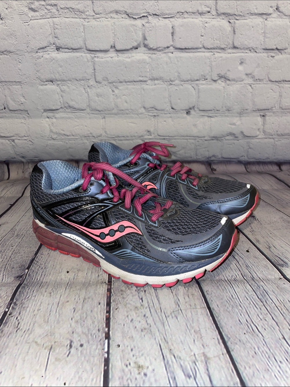 Saucony Women’s Gray and Pink Athletic Running Shoes • Sz 8